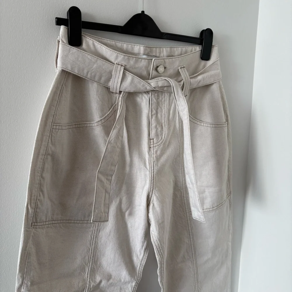 Reiss Chantelle Mid Rise Tapered Belted Jeans‎ In Ecru Size 30 NWOT